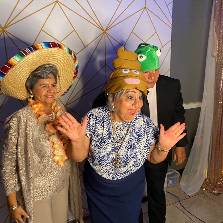 Invitados disfrutando PicBox en un evento de Dallas