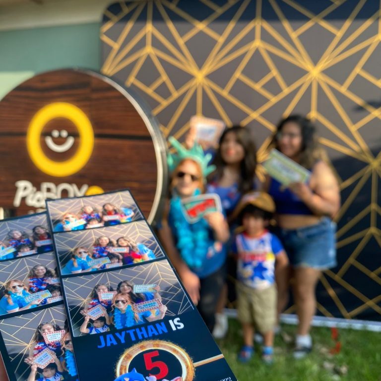 Tiras de fotos personalizadas de PicBox en una celebración familiar